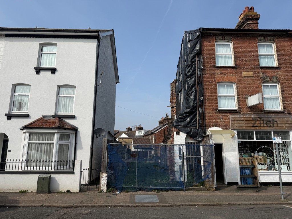 Lot: 42 - LAND WITH PLANNING FOR TWO FLATS - View from street